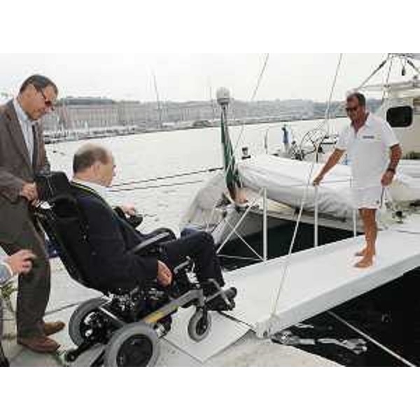 Vladimir Kosic (Assessore regionale Salute e Protezione sociale) visita il catamarano di Andrea Stella "Spirito di Stella" all'ormeggio sulle Rive a Trieste. (Trieste 07/10/09)