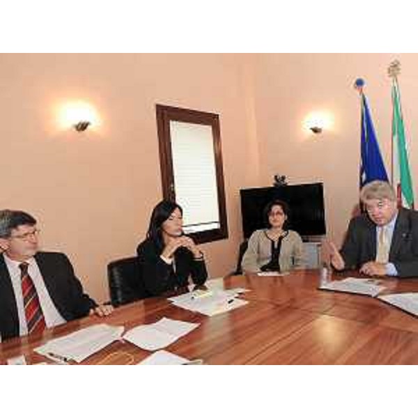Elio De Anna (Assessore regionale Sport) con Sara Vito (UPI FVG), Giulia Bevilacqua (ANCI FVG) e Lorenzo Cella (Presidente Comitato CONI Pordenonese) alla conferenza stampa di presentazione della 2a Conferenza regionale dello Sport. (Pordenone 08/10/09)