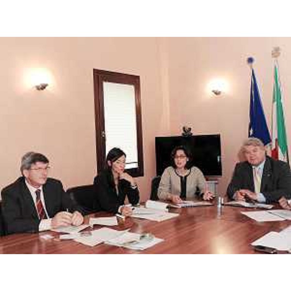 Elio De Anna (Assessore regionale Sport) con Sara Vito (UPI FVG), Giulia Bevilacqua (ANCI FVG) e Lorenzo Cella (Presidente Comitato CONI Pordenonese) alla conferenza stampa di presentazione della 2a Conferenza regionale dello Sport. (Pordenone 08/10/09)