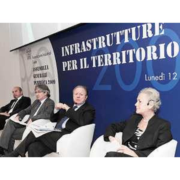 Roberto Dipiazza (Sindaco Trieste), Renzo Tondo (Presidente Friuli Venezia Giulia), Altero Matteoli (Ministro Infrastrutture e Trasporti) e Maria Teresa Bassa Poropat (Presidente Provincia Trieste) all'assemblea generale dell'Associazione degli Industriali di Trieste. (Trieste 12/10/09)