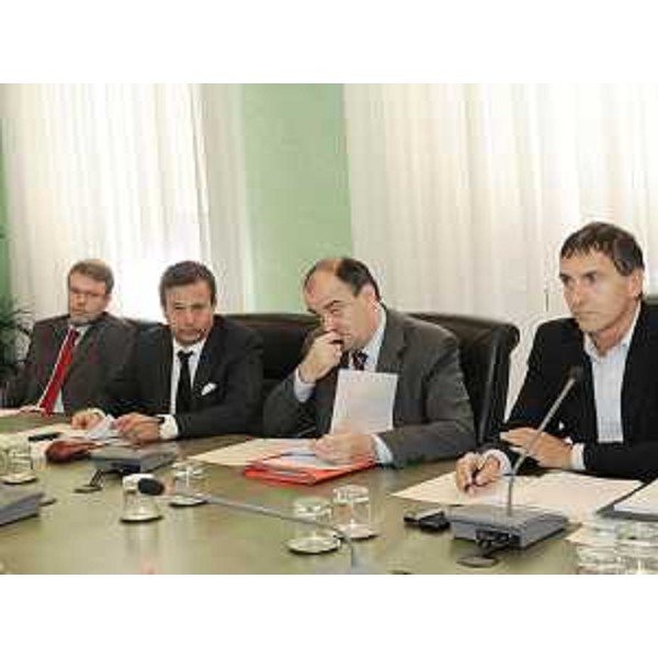 Roberto Molinaro (Assessore regionale Cultura) e Piero Camber (Presidente VI Commissione consiliare) nel corso della riunione della VI Commissione, in Consiglio regionale. (Trieste 14/10/09)