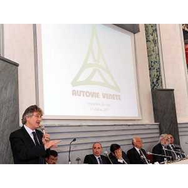 Renzo Tondo (Presidente Friuli Venezia Giulia) interviene all'Assemblea dei Soci di Autovie Venete SpA, a Trieste. (Trieste 15/10/09)