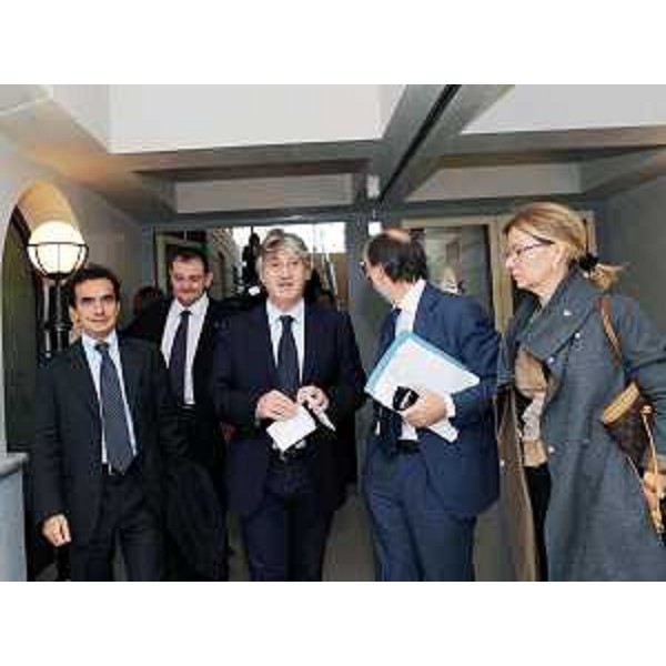 Dario Melò (Amministratore delegato Autovie Venete SpA), Giorgio Carbonara (Portavoce Presidente Tondo), Renzo Tondo (Presidente Friuli Venezia Giulia), Riccardo Riccardi (Assessore regionale Viabilità e Trasporti) e Sandra Savino (Assessore regionale Risorse economiche e finanziarie) in occasione dell'Assemblea dei Soci di Autovie Venete SpA, a Trieste. (Trieste 15/10/09)