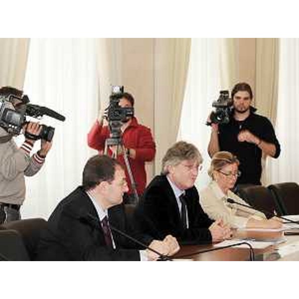 Giorgio Carbonara (Portavoce Presidente Tondo), Renzo Tondo (Presidente Friuli Venezia Giulia) e Sandra Savino (Assessore regionale Risorse economiche e finanziarie) nel corso della conferenza stampa su politiche finanziarie e compartecipazioni regionali Irpef. (Trieste 29/10/09)