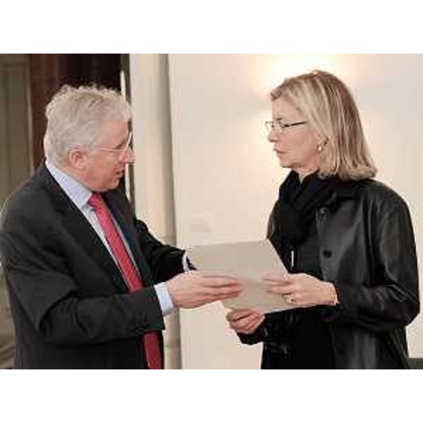 Claudio Kovatsch (Ragioniere generale Regione FVG) e Sandra Savino (Assessore regionale Risorse economiche e finanziarie) nel corso della riunione di Giunta regionale per la prima valutazione dello schema della legge Finanziaria 2010 e del Bilancio triennale 2010-2012. (Trieste 26/10/09)