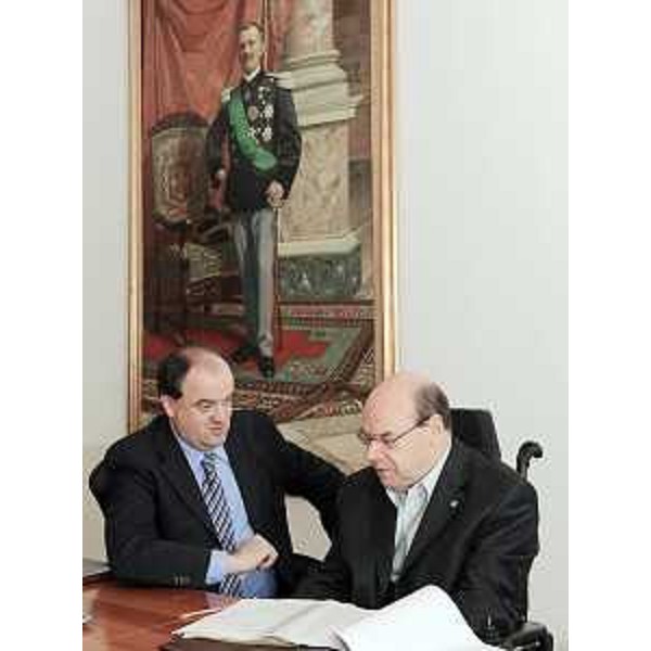 Roberto Molinaro (Assessore regionale Istruzione, Cultura e Politiche Famiglia) e Vladimir Kosic (Assessore regionale Salute e Protezione sociale) nel corso della riunione di Giunta regionale per la prima valutazione dello schema della legge Finanziaria 2010 e del Bilancio triennale 2010-2012. (Trieste 26/10/09)