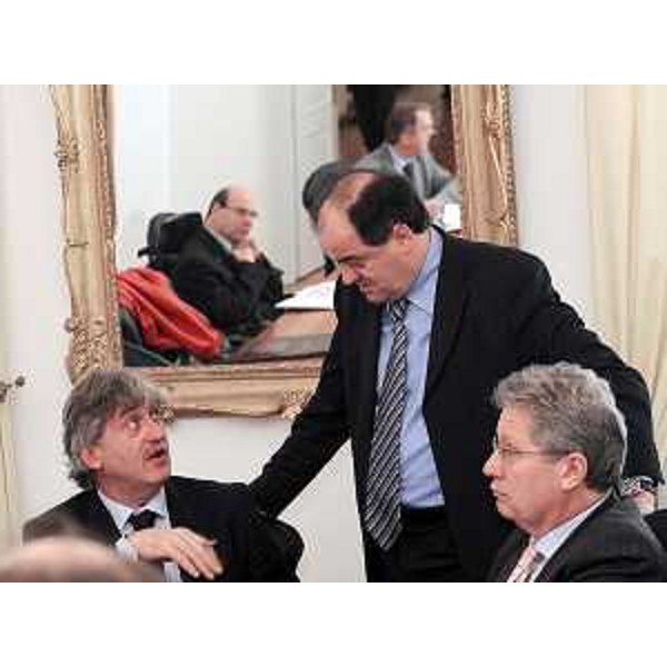 Renzo Tondo (Presidente Friuli Venezia Giulia), Roberto Molinaro (Assessore regionale Istruzione, Cultura e Politiche Famiglia) e Daniele Bertuzzi (Segretario generale Regione FVG) nel corso della riunione di Giunta regionale per la prima valutazione dello schema della legge Finanziaria 2010 e del Bilancio triennale 2010-2012. (Trieste 26/10/09)