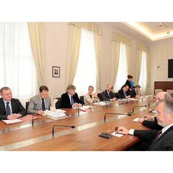 Renzo Tondo (Presidente Friuli Venezia Giulia) incontra rappresentanti di sindacati e categorie economiche per un primo confronto sulla legge Finanziaria regionale per il 2010. (Trieste 28/10/09)