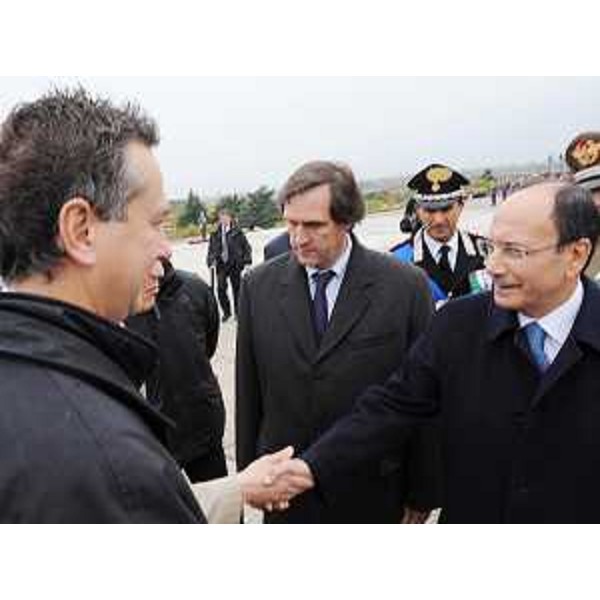 Edouard Ballaman (Presidente Consiglio regionale) riceve Renato Schifani (Presidente Senato) e Roberto Menia (Sottosegretario Ambiente) alla cerimonia per la Festa dell'Unità nazionale e delle Forze armate, al Sacrario di Redipuglia. (Redipuglia 04/11/09)