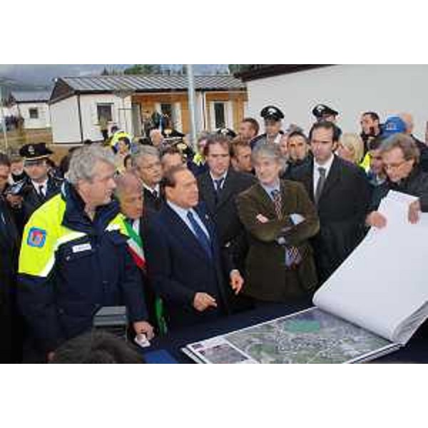 Silvio Berlusconi (Presidente Consiglio), Roberto Menia (Sottosegretario Ambiente), Renzo Tondo (Presidente Friuli Venezia Giulia), Guglielmo Berlasso (Direttore Protezione civile FVG) e Luigi Calvisi (Sindaco Fossa) all'inaugurazione del "Villaggio Friuli Venezia Giulia" a Fossa (AQ). (Fossa 04/11/09)