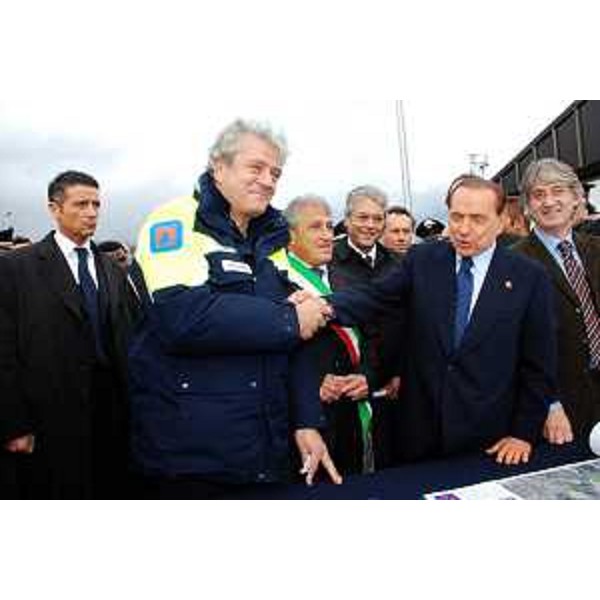 Silvio Berlusconi (Presidente Consiglio), Renzo Tondo (Presidente Friuli Venezia Giulia), Guglielmo Berlasso (Direttore Protezione civile FVG) e Luigi Calvisi (Sindaco Fossa) all'inaugurazione del "Villaggio Friuli Venezia Giulia" a Fossa (AQ). (Fossa 04/11/09)