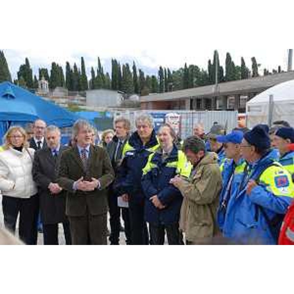 Renzo Tondo (Presidente Friuli Venezia Giulia), Riccardo Riccardi (Assessore regionale Protezione civile), Sandra Savino (Assessore regionale Finanze), Guglielmo Berlasso (Direttore Protezione civile FVG) e Vanni Lenna (Senatore) all'inaugurazione del "Villaggio Friuli Venezia Giulia" a Fossa (AQ). (Fossa 04/11/09)