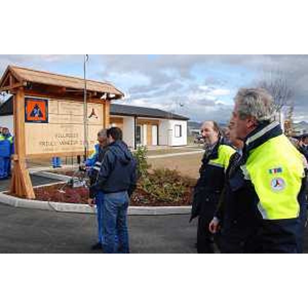 Renzo Tondo (Presidente Friuli Venezia Giulia), Riccardo Riccardi (Assessore regionale Protezione civile) e Guglielmo Berlasso (Direttore Protezione civile FVG) all'inaugurazione del "Villaggio Friuli Venezia Giulia" a Fossa (AQ). (Fossa 04/11/09)