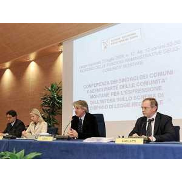 Guido Pettarin (Assessore Comune Gorizia), Federica Seganti (Assessore regionale Autonomie locali), Renzo Tondo (Presidente Friuli Venezia Giulia) e Andrea Garlatti (Assessore regionale Organizzazione, Personale e Sistemi informativi) nel corso della Conferenza dei Sindaci dei Comuni montani sul Riordino delle Funzioni amministrative delle Comunità montane, all'auditorium della sede regionale di Udine. (Udine 05/11/09)