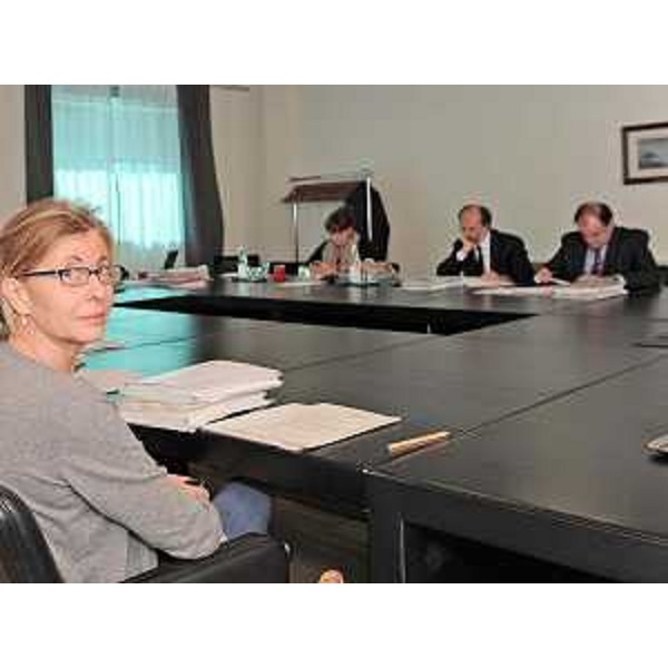 Sandra Savino (Assessore regionale Risorse economiche e finanziarie) al tavolo di riunione della Giunta regionale. (Udine 05/11/09)