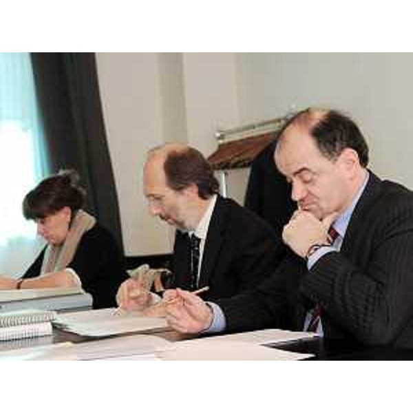 Alessia Rosolen (Assessore regionale Lavoro, Università e Ricerca, delegato Pari Opportunità e Politiche giovanili), Riccardo Riccardi (Assessore regionale Viabilità e Trasporti, delegato Protezione civile) e Roberto Molinaro (Assessore regionale Istruzione, Formazione e Cultura, delegato Politiche Famiglia) al tavolo di riunione della Giunta regionale. (Udine 05/11/09)