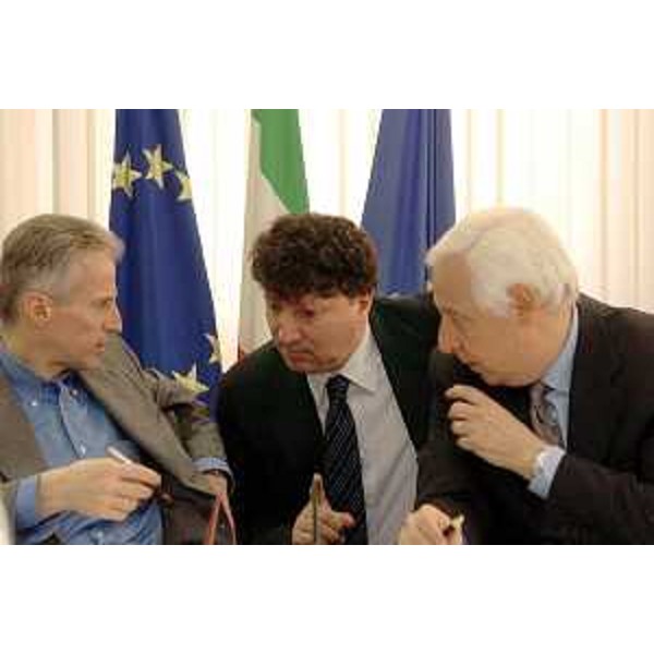 Riccardo Illy (Presidente Regione Friuli Venezia Giulia), Angelo Baiguera (Portavoce) e Vittorio Zollia (Direttore Centrale della Pianificazione e delle Infrastrutture di Trasporto) (15/04/2005)