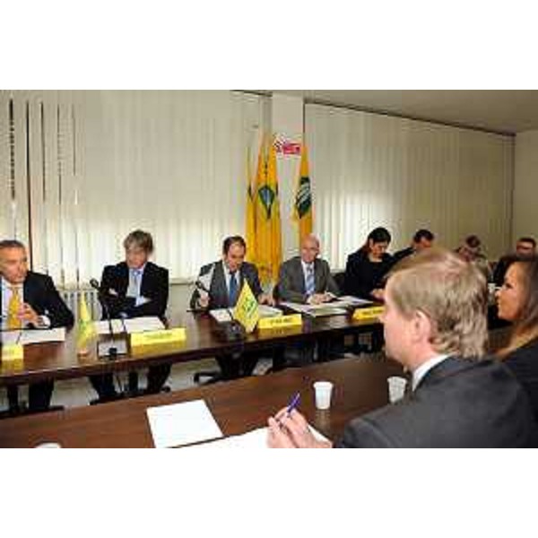Renzo Tondo (Presidente Friuli Venezia Giulia) e Claudio Violino (assessore regionale alle Risorse agricole, naturali e forestali) durante l'incontro nella sede della Federazione regionale della Coldiretti. (Udine 09/11/09) 