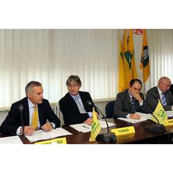 Renzo Tondo (Presidente Friuli Venezia Giulia) con Dario Ermacora (presidente Coldiretti) e Claudio Violino (assessore regionale alle Risorse agricole, naturali e forestali) durante l'incontro nella sede della Federazione regionale della Coldiretti. (Udine 09/11/09)
