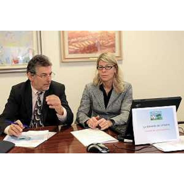 Federica Seganti (Assessore regionale alle autonomie Locali e Pianificazione territoriale) con Alessandro Colautti (presidente della IV Commissione consiliare) durante la presentazione del nuovo codice regionale dell'Edilizia. (Udine 09/11/09)