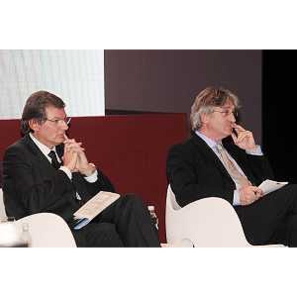 Renzo Tondo (Presidente Regione Friuli Venezia Giulia) e Giovanni Da Pozzo (Presidente Camera Commercio Udine) sul palco del Teatro nuovo Giovanni da Udine. (Udine 09/11/09)
