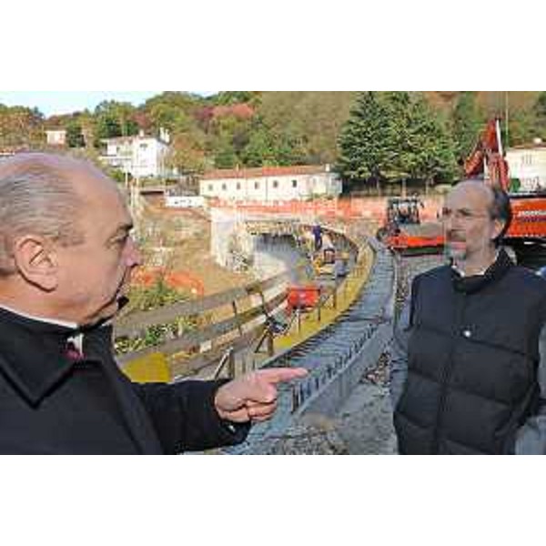Riccardo Riccardi (Assessore regionale Protezione civile) con Roberto Dipiazza (Sindaco di Trieste) durante il sopralluogo ai lavori in Strada del Friuli. (Trieste 10/11/09)
