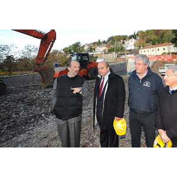 Riccardo Riccardi (Assessore regionale Protezione civile) con Roberto Dipiazza (Sindaco di Trieste) e Guglielmo Berlasso (Direttore della Protezione civile) durante il sopralluogo ai lavori in Strada del Friuli. (Trieste 10/11/09)