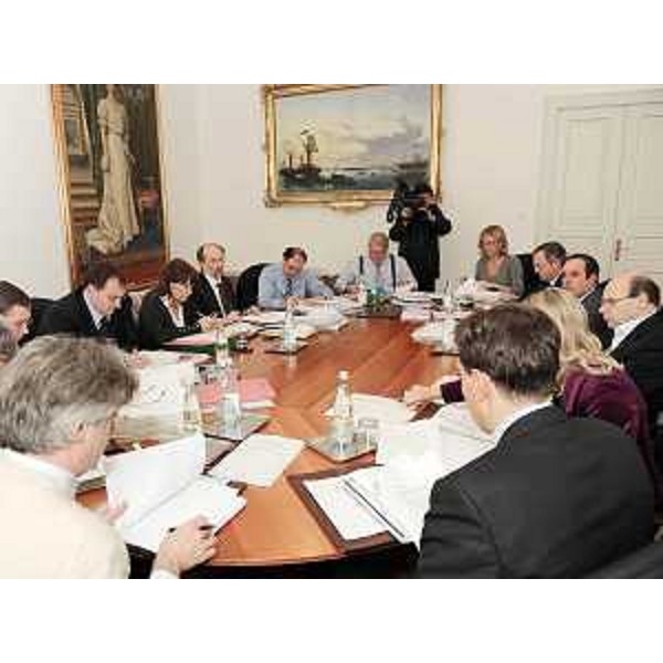La Giunta regionale presieduta da Renzo Tondo riunita a Trieste nella sede della Regione in piazza Unità d'Italia. (Trieste 12/11/09)