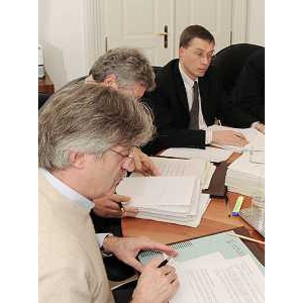 Renzo Tondo presiede la Giunta regionale riunita a Trieste nella sede della Regione in piazza Unità d'Italia. (Trieste 12/11/09)