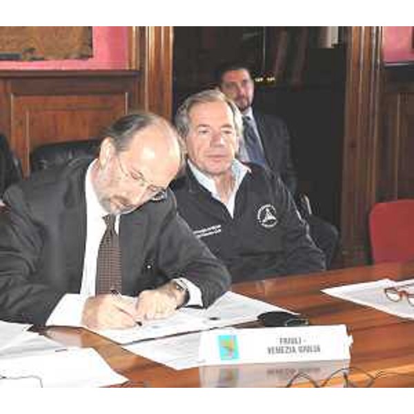 Riccardo Riccardi (Assessore regionale Protezione civile FVG) e Guido Bertolaso (Capo Protezione civile nazionale) nel corso della riunione della Commissione politico istituzionale interregionale di Protezione civile. (Roma 13/11/09)