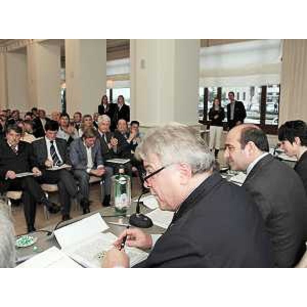 Elio De Anna (Assessore regionale Sport), Rocco Crimi (Sottosegretario Presidenza Consiglio con delega Sport) e Manuela Di Centa (Parlamentare e Membro CIO) al Convegno nazionale dello Sport conclusivo della Conferenza regionale dello Sport. (Trieste 13/11/09)