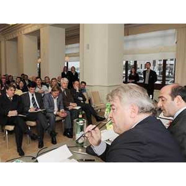 Elio De Anna (Assessore regionale Sport) e Rocco Crimi (Sottosegretario Presidenza Consiglio con delega Sport) al Convegno nazionale dello Sport conclusivo della Conferenza regionale dello Sport. (Trieste 13/11/09)