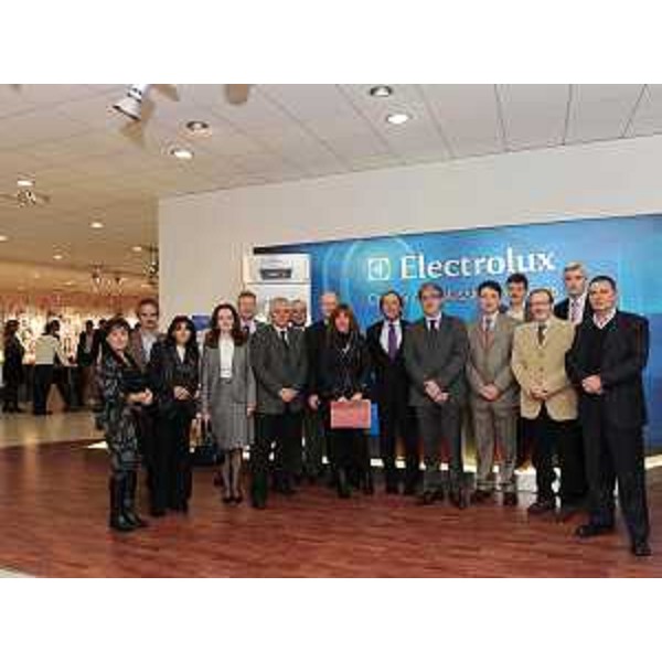 Renzo Tondo (Presidente Friuli Venezia Giulia) e dirigenti della Sanità regionale nello stabilimento della Electrolux Professional a Pordenone. (Pordenone 16/11/09)