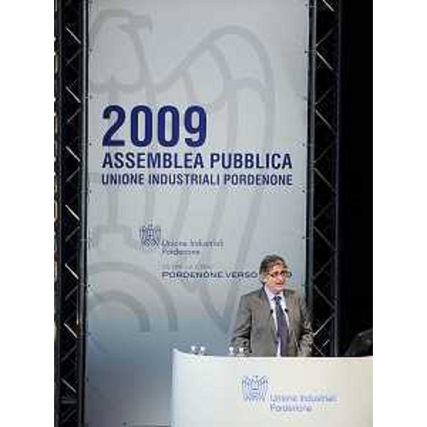 Renzo Tondo (Presidente Friuli Venezia Giulia) interviene all'Assemblea pubblica 2009 dell'Unione Industriali Pordenone, nel Teatro comunale di Pordenone. (Pordenone 16/11/09)
