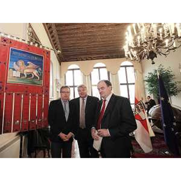 Oscar De Bona (Assessore Politiche Flussi Migratori Regione Veneto), Elio De Anna (Assessore Ambiente, Lavori pubblici, Sport Regione FVG) e Roberto Molinaro (Assessore Istruzione, Formazione, Cultura, Politiche Famiglia Regione FVG) in occasione della Trilaterale Veneto-FVG-Carinzia. (Venezia 17/11/09) 
