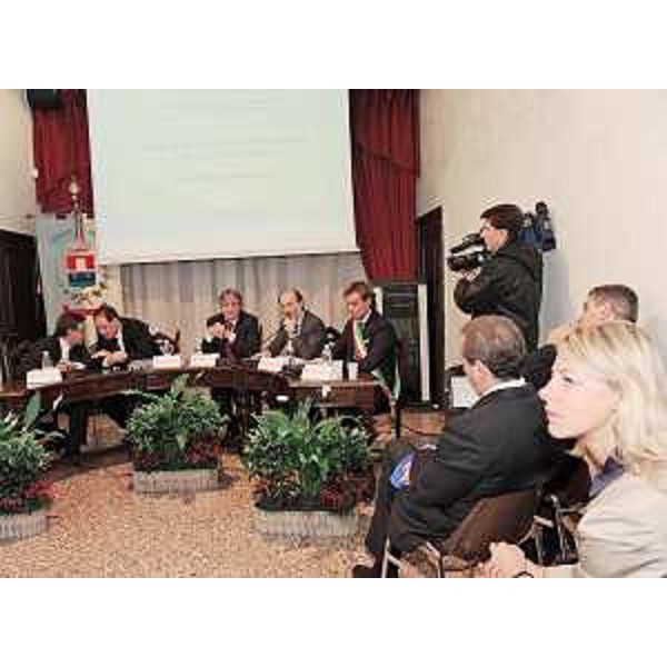 Renzo Tondo (Presidente Friuli Venezia Giulia e Commissario Emergenza A4), Giancarlo Galan (Presidente Veneto), Riccardo Riccardi (Assessore Viabilità e Trasporti Veneto) e Renato Chisso (Assessore Viabilità e Trasporti FVG) alla cerimonia di affidamento dei lavori per la realizzazione del primo lotto tra Quarto d'Altino e San Donà di Piave della terza corsia dell'autostrada Venezia-Trieste, nel Municipio di Meolo. (Meolo 17/11/09)
