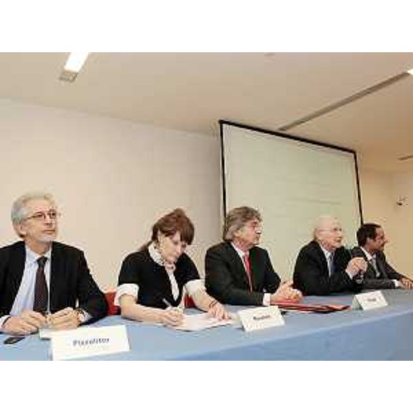 Gianfranco Pizzolitto (Sindaco Monfalcone), Alessia Rosolen (Assessore regionale Università e Ricerca), Renzo Tondo (Presidente Friuli Venezia Giulia), Livio Marchesini (Presidente Ditenave) e Giuseppe Nicoli (Vicepresidente Ditenave) alla presentazione del nuovo distretto tecnologico della cantieristica e della nautica Ditenave. (Monfalcone 18/11/09)