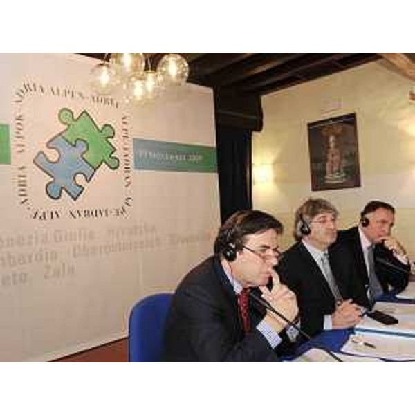 Franz Voves (Presidente Stiria), Renzo Tondo (Presidente Friuli Venezia Giulia) e Giuseppe Napoli (Vicedirettore Relazioni internazionali e comunitarie) nel corso dell'assemblea annuale plenaria della Comunità di lavoro Alpe Adria, a Villa Manin di Passariano. (Passariano 19/11/09)