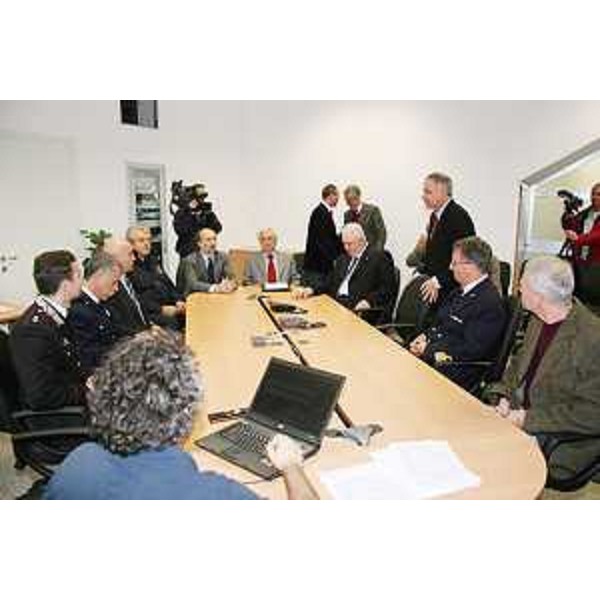Riccardo Riccardi (Assessore regionale Protezione civile), Giovanni Balsamo (Commissario Governo), Amedeo Monaco (Resp. VVFF TS), Renato Riggio (Resp. VVFF FVG) e Guglielmo Berlasso (Direttore Protezione civile FVG) all'avvio del collegamento tra le "Sale Crisi" della D.R. e del Comando prov. di Trieste dei Vigili del Fuoco, della Protezione civ. di Palmanova e della Prefettura di Trieste (Trieste 19/11/09)