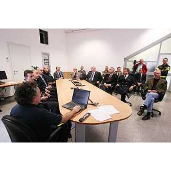 Riccardo Riccardi (Assessore regionale Protezione civile), Giovanni Balsamo (Commissario Governo), Amedeo Monaco (Resp. VVFF TS), Renato Riggio (Resp. VVFF FVG) e Guglielmo Berlasso (Direttore Protezione civile FVG) all'avvio del collegamento tra le "Sale Crisi" della D.R. e del Comando prov. di Trieste dei Vigili del Fuoco, della Protezione civ. di Palmanova e della Prefettura di Trieste (Trieste 19/11/09)