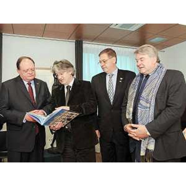 Gert Oosthuizen (Viceministro Sport e Attività Ricreative Sudafrica), Renzo Tondo (Presidente Friuli Venezia Giulia), Enrico Peters (Capo Gabinetto Viceministro Sport e Attività Ricreative Sudafrica) ed Elio De Anna (Assessore regionale Sport). (Udine 20/11/09)