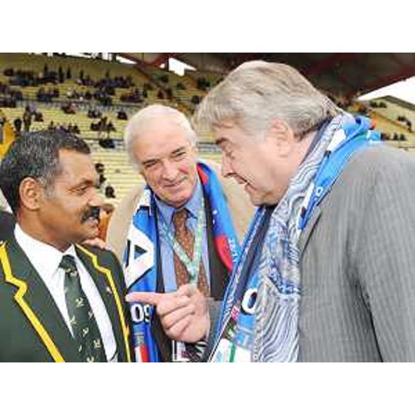 Oregan Hoskins (Presidente Federazione Rugby Sudafrica), Enzo Cainero (Organizzatore Incontro) ed Elio De Anna (Assessore regionale Sport) allo Stadio Friuli per il Cariparma test match Italia-Sudafrica. (Udine 21/11/09)