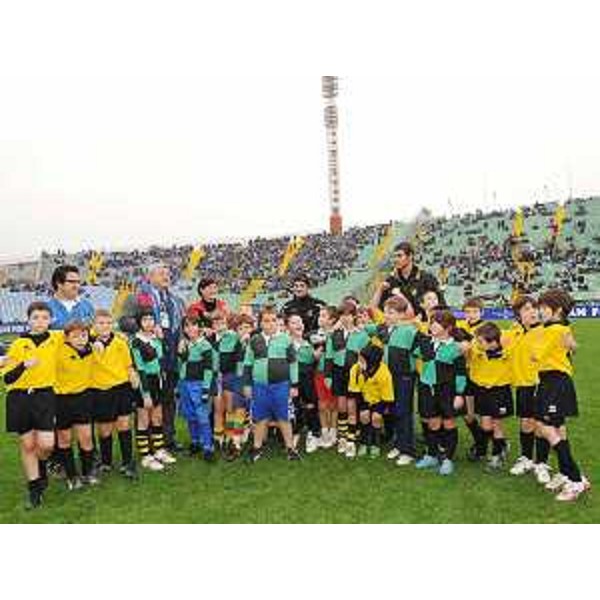Elio De Anna (Assessore regionale Sport) e piccoli rugbisti allo Stadio Friuli per il Cariparma test match Italia-Sudafrica. (Udine 21/11/09)