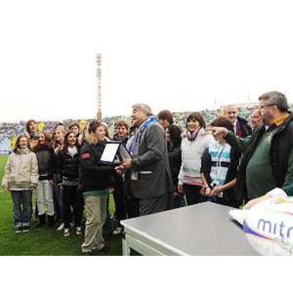 Elio De Anna (Assessore regionale Sport) con studenti di Cervignano d. F. allo Stadio Friuli per il Cariparma test match di Rugby Italia-Sudafrica. (Udine 21/11/09)
