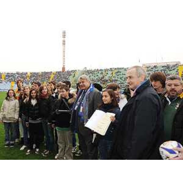 Elio De Anna (Assessore regionale Sport) con studenti di Fontanafredda. allo Stadio Friuli per il Cariparma test match di Rugby Italia-Sudafrica. (Udine 21/11/09)