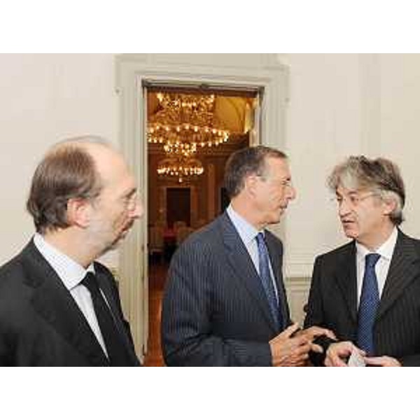 Riccardo Riccardi (Assessore regionale Viabilità e Trasporti), Laurens Jan Brinkhorst (Coordinatore europeo PP6) e Renzo Tondo (Presidente Friuli Venezia Giulia) nel corso della riunione sul Progetto Prioritario n.6 (PP6), l'asse ferroviario tra Lione, Budapest e confine magiaro/ucraino, via Trieste, nella sede della Regione. (Trieste 23/11/09)