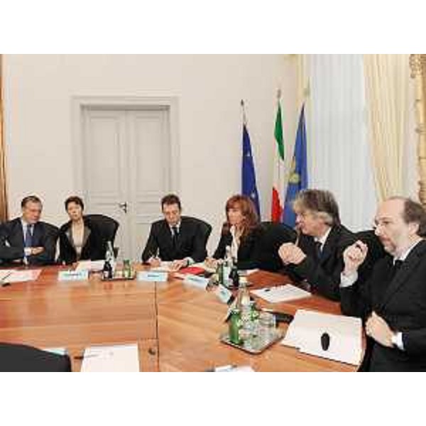 Renzo Tondo (Presidente Friuli Venezia Giulia), Laurens Jan Brinkhorst (Coordinatore europeo PP6) e Riccardo Riccardi (Assessore regionale Viabilità e Trasporti) nel corso della riunione sul Progetto Prioritario n.6 (PP6), l'asse ferroviario tra Lione, Budapest e confine magiaro/ucraino, via Trieste, nella sede della Regione. (Trieste 23/11/09)