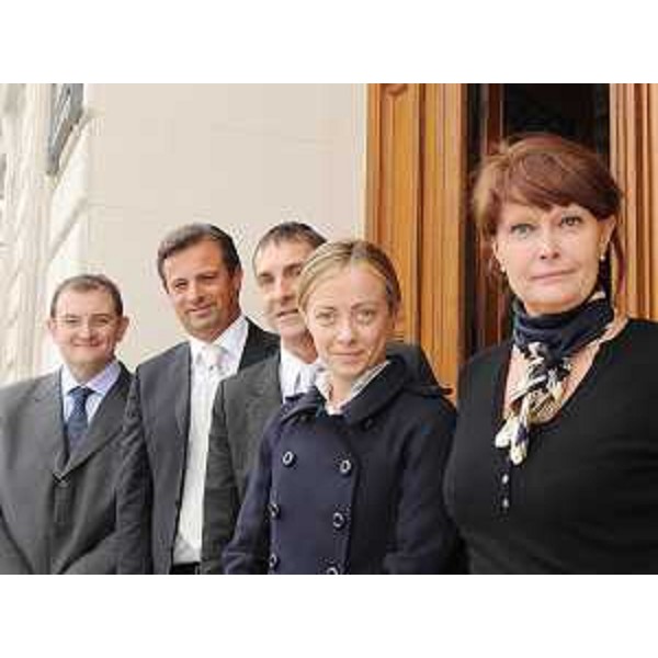 Giorgio Carbonara (Portavoce Presidente Tondo), Massimo Blasoni (Consigliere regionale), Piero Camber (Consigliere regionale), Giorgia Meloni (Ministro Gioventù) e Alessia Rosolen (Assessore regionale Pari Opportunità e Politiche giovanili) all'ingresso della sede della Regione. (Trieste 24/11/09)