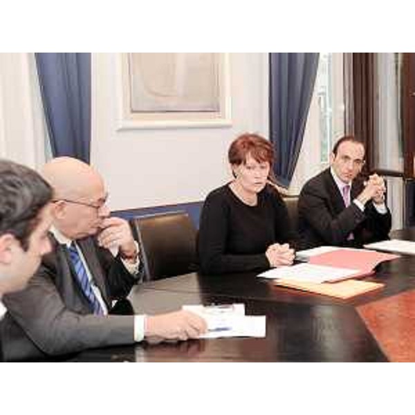 Alessia Rosolen (Assessore regionale Pari Opportunità e Politiche giovanili) e Paolo Di Caro (Direttore Agenzia nazionale Giovani) nell'incontro per la sottoscrizione del Protocollo di collaborazione tra Regione FVG e Agenzia nazionale per i Giovani. (Trieste 25/11/09)