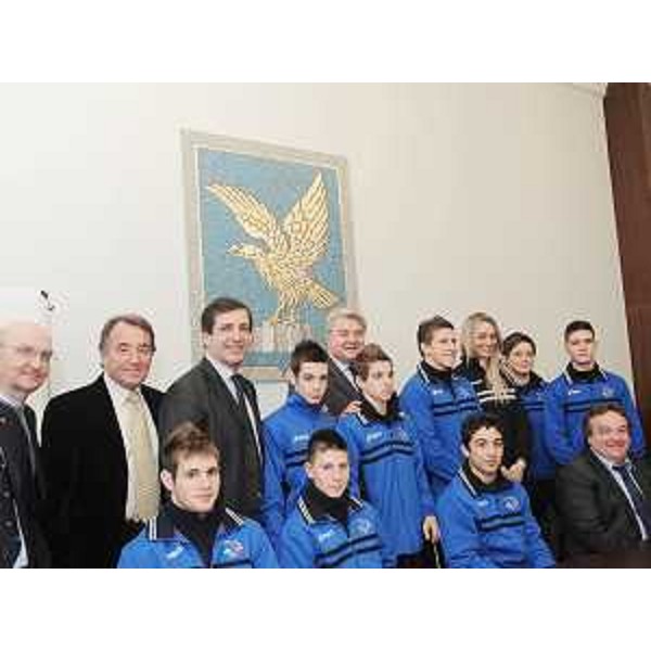 Antonio Urso (Vicepresidente FIPCF), Elio De Anna (Assessore regionale Sport), organizzatori e giovani pesisti alla presentazione del Progetto College di Pesistica. (Trieste 25/11/09)